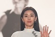 레드카펫 여신 떴다…'군체' 전지현, 순백의 드레스로 끌어낸 탄성 [칸 현장]