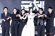 연상호X전지현X구교환 '군체', 전체 예매율 1위… 칸영화제 상영회서 7분 기립 박수 쏟아져
