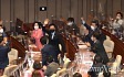[오마이포토] '30일 국회 출석정지' 징계받는 김기현 의원