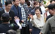 시장 간 박근혜, 서예전 여는 MB…총선 전 몸푸는 전직 대통령들[이런정치]