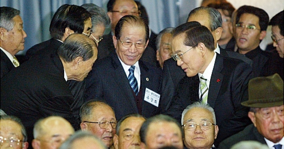 인사 나누는 이회창 후보
