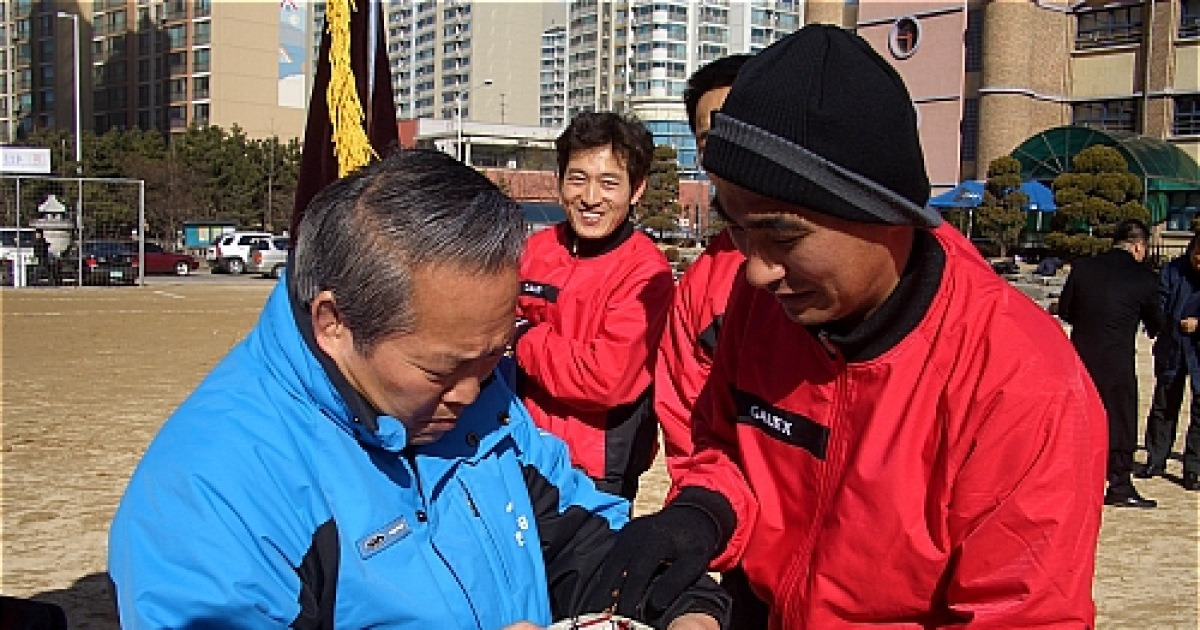 '빠떼루 아저씨' 조기축구회 참석 축구공에 사인