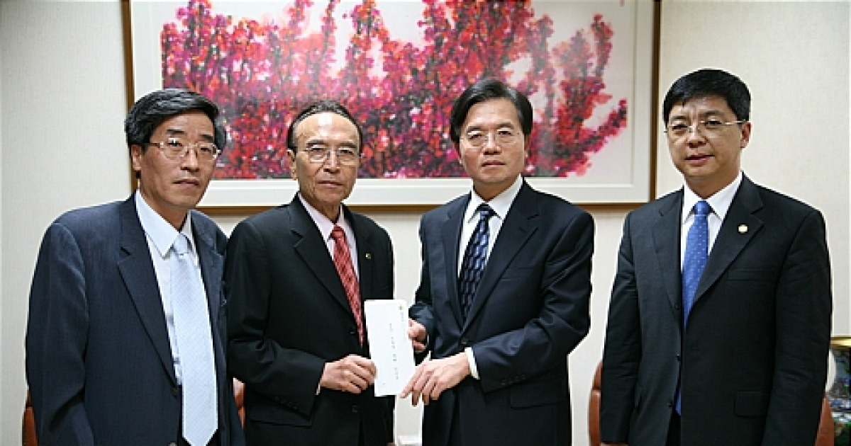 수원대학교 교직원, 중국 스촨성 지진피해 성금 전달