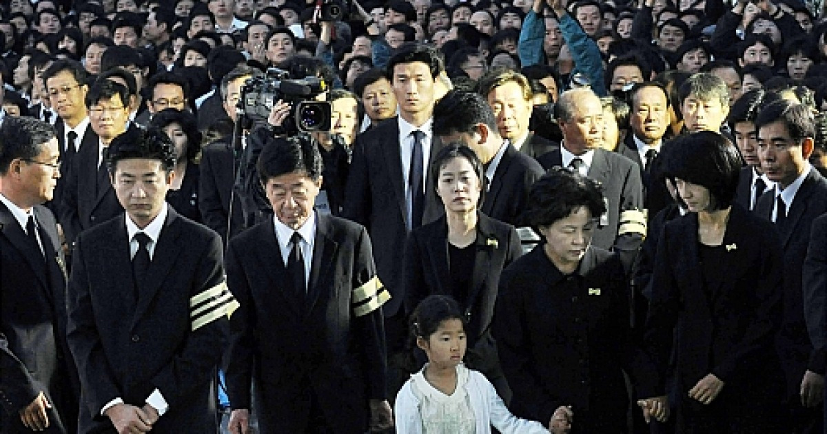 발인 위해 빈소 들어서는 가족들