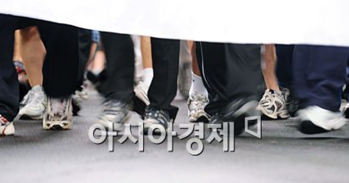 [포토] 느리게 걷는 즐거움을 아는 사람들의 발걸음