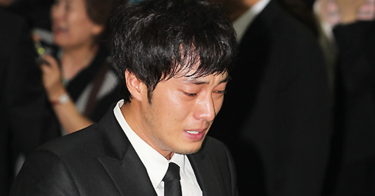 [포토엔]'故 박용하 발인' 좋은 곳으로 가자 용하야.., 오열하는 소지섭