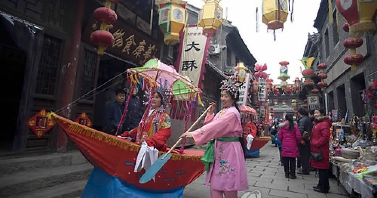 CHINA CUSTOMS & TRADITIONS LANTERN FESTIVAL