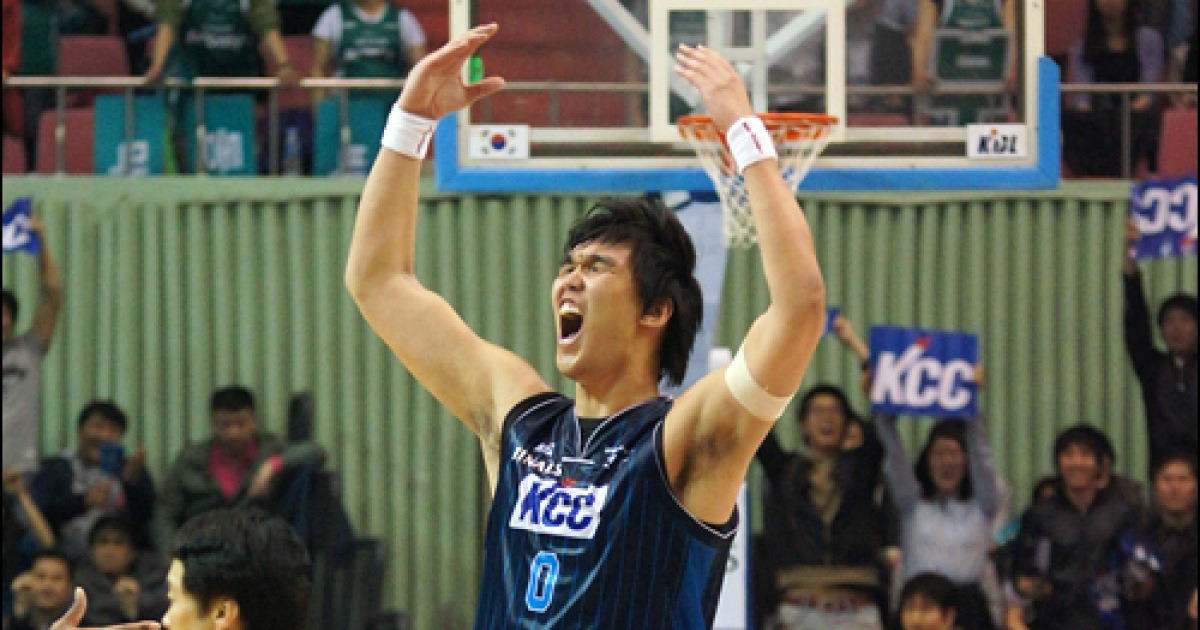 [포토]MVP 하승진 '이젠 내 세상이다!'