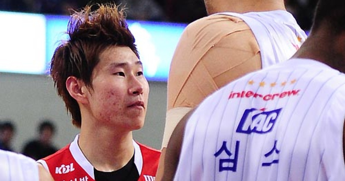 [mk포토] 하승진, '세근아, 파울 미안하게 됐어'