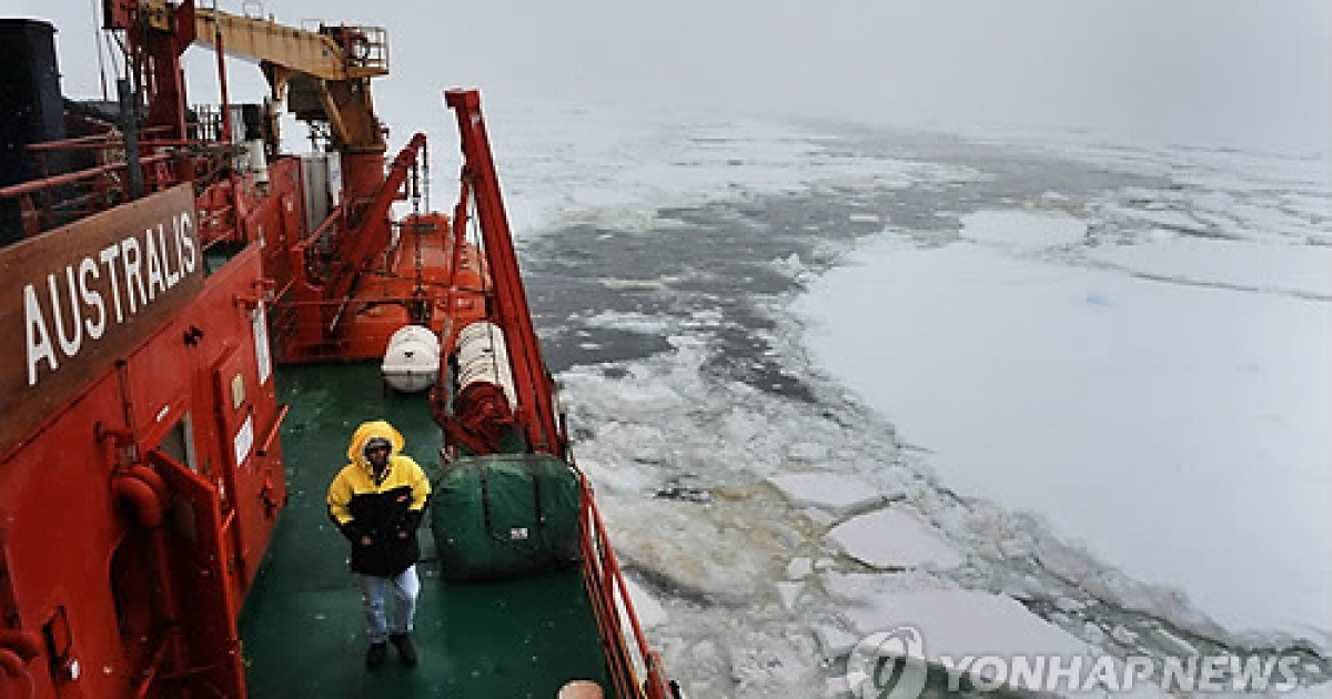 AT SEA MAWSON CENTENARY EXPEDITION ANTARCTICA