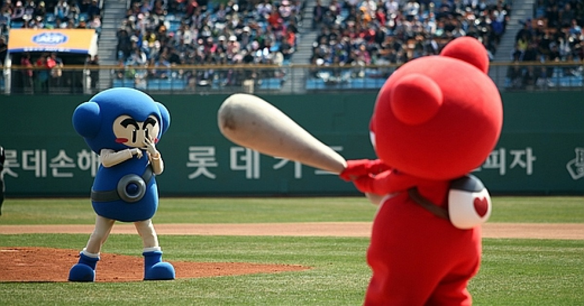 넥슨 마스코트 '다오·배찌', 부산 사직구장에 떴다