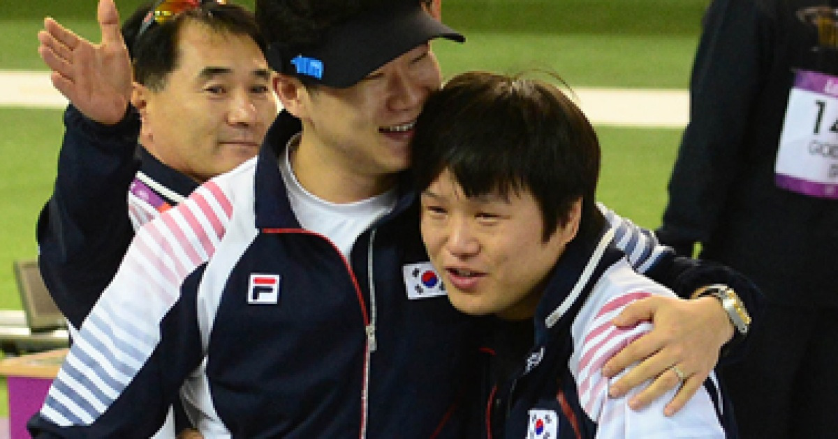 [MD포토] 진종오·최영래, '잘했어! 우리 모두'