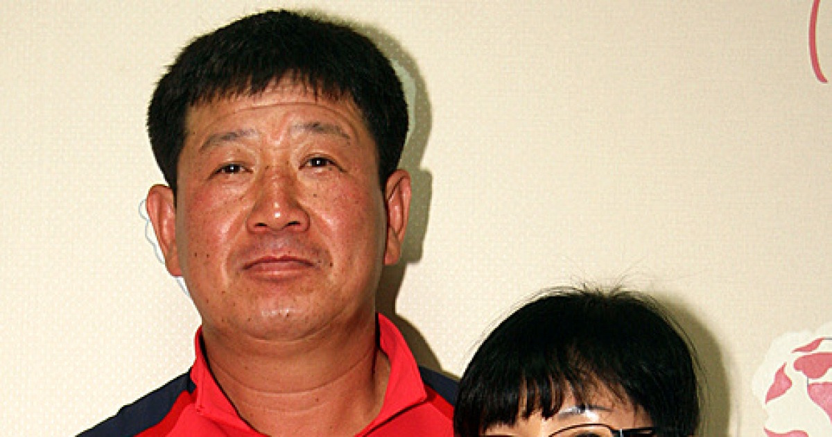 환한 표정의 사격銀 최영래 선수 부모