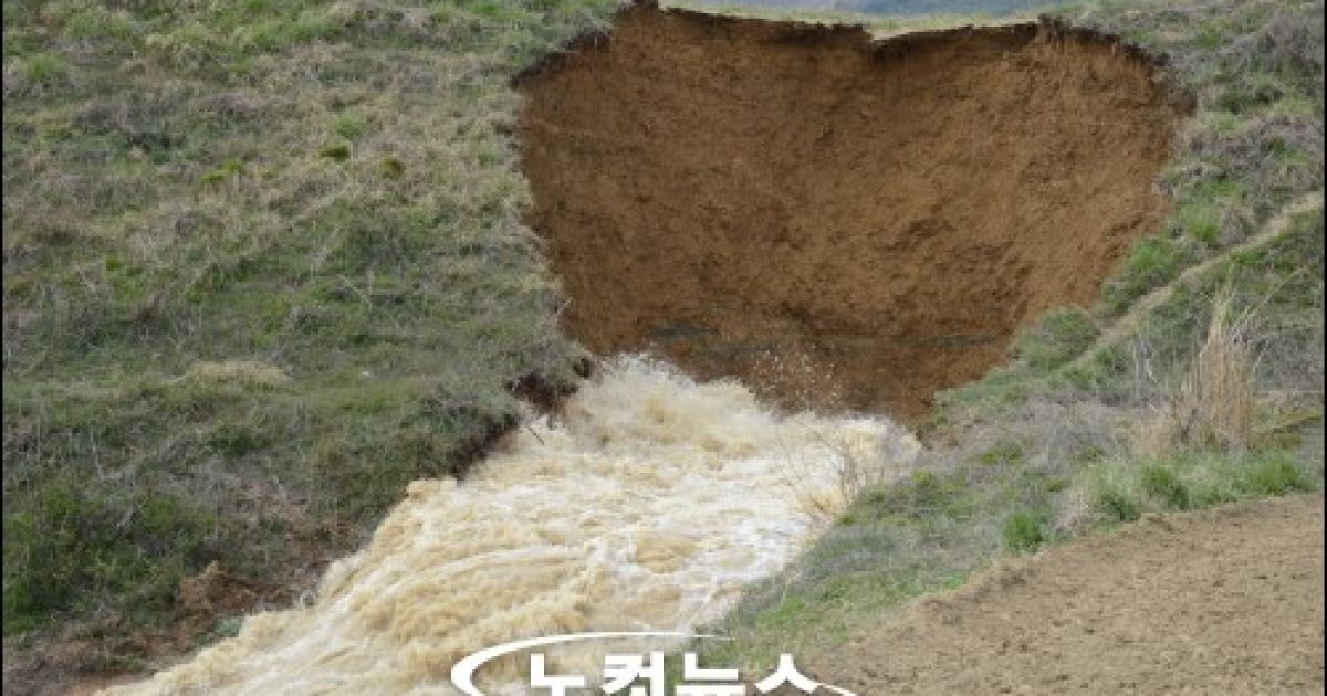 경주 안강 산대저수지 둑 터져..아파트 1층 잠겨(종합)