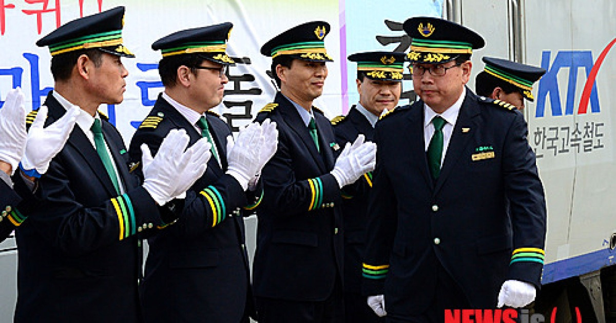 무사고 지구 75바퀴 기록 세운 박병덕 기장