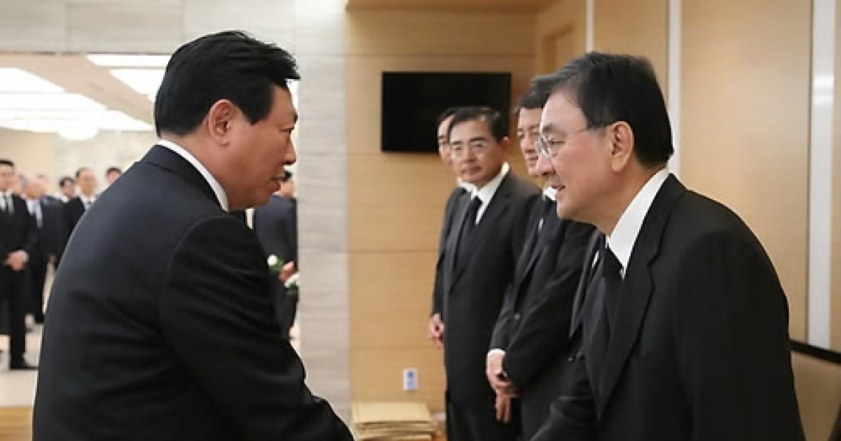 홍석현 회장 위로하는 신동빈 롯데그룹 회장