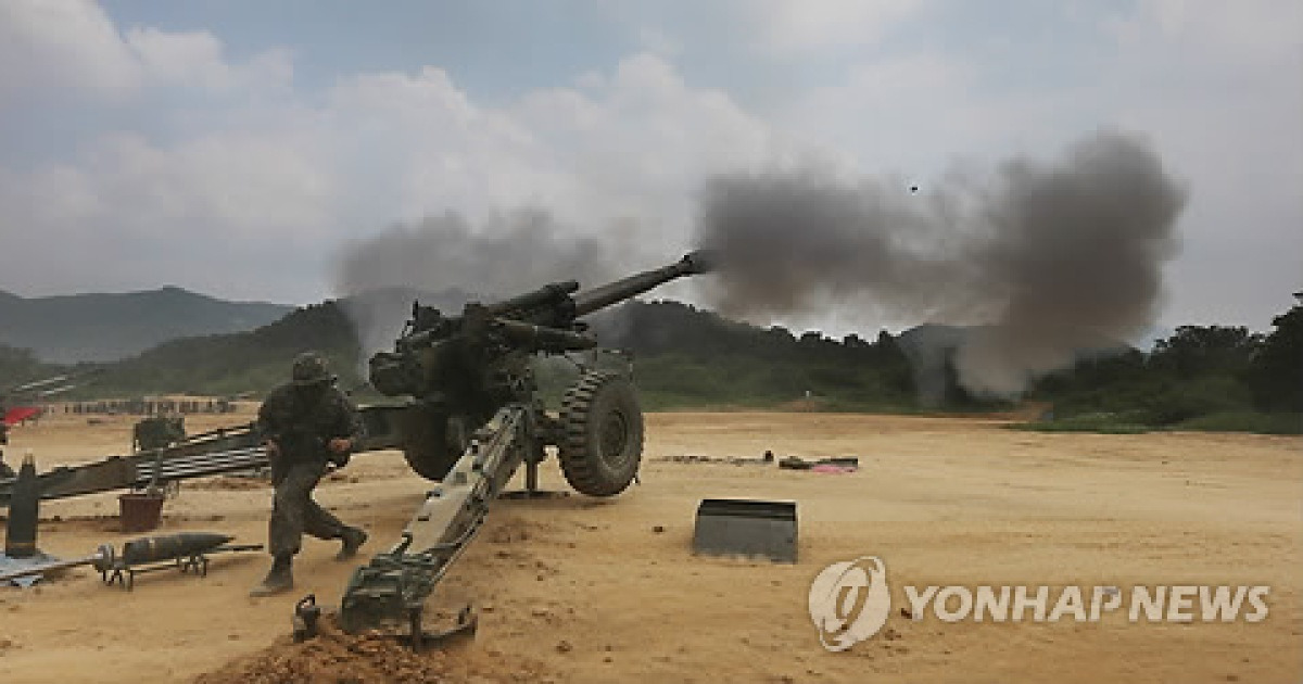 포탄 발사하는 155mm 견인포