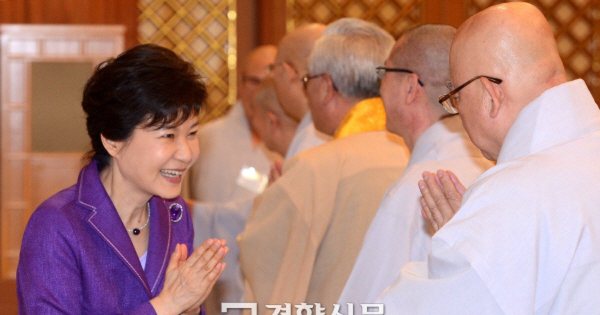 [경향포토]박대통령 합장