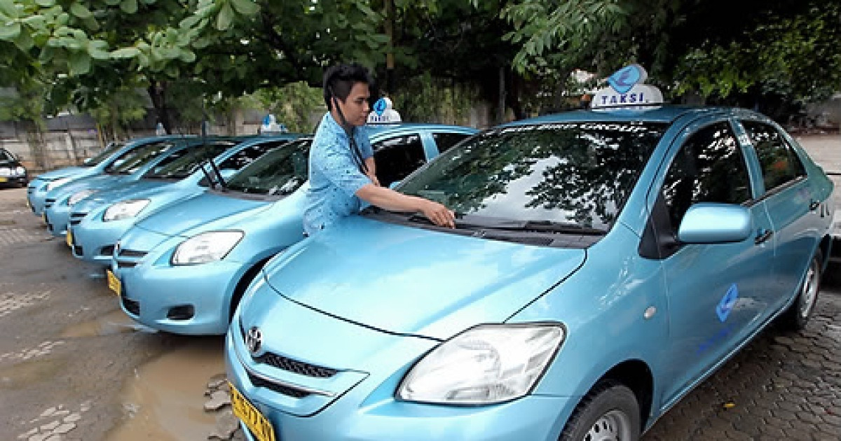 indonesia-blue-bird-taxi-operator