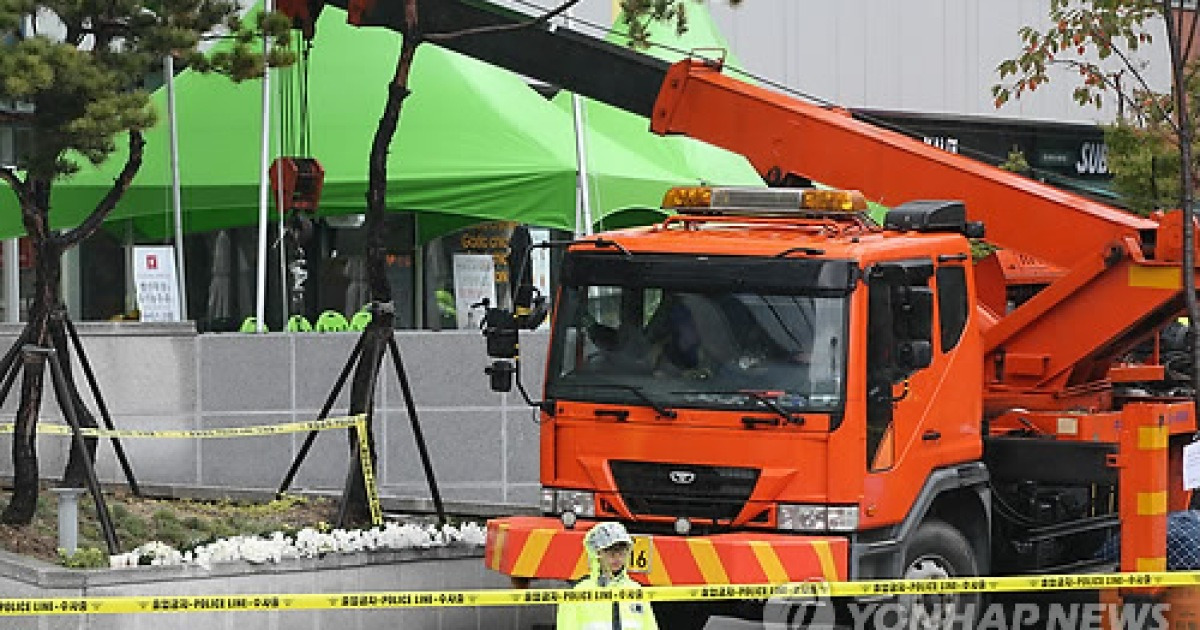 판교 환풍구 받침대 하중실험..4분 만에 V자로 휘어(종합)