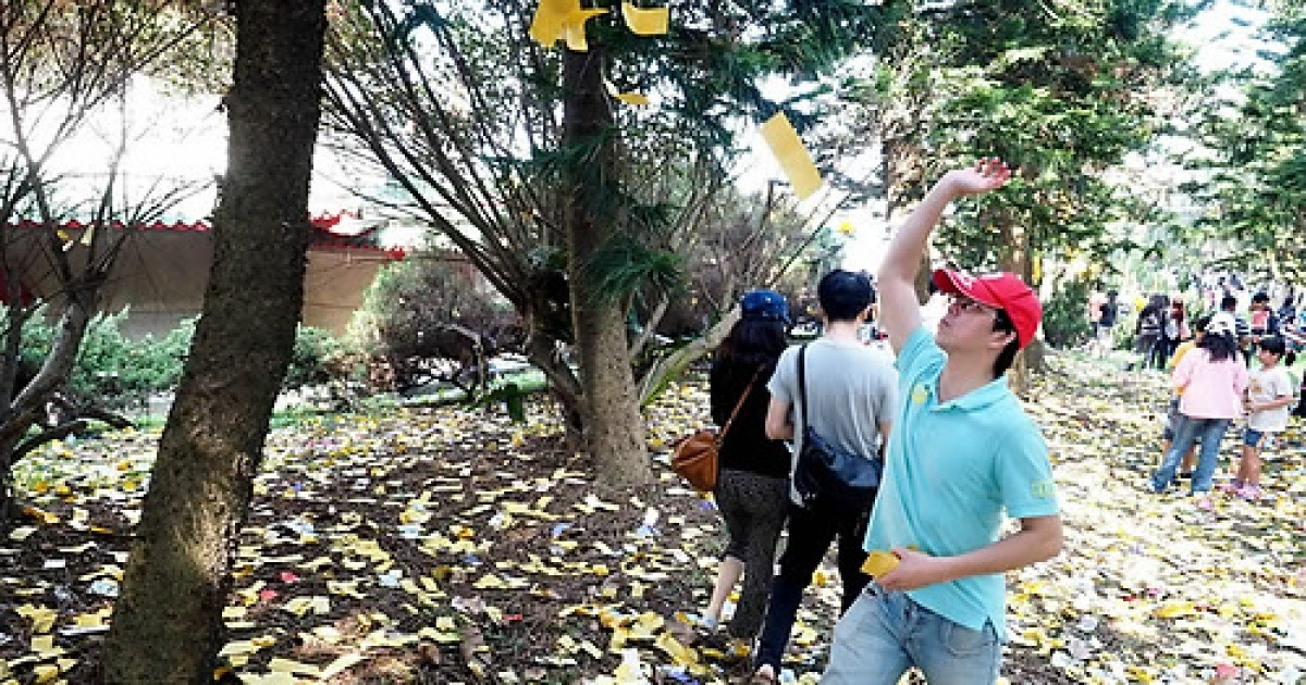 TAIWAN TOMB SWEEPING DAY