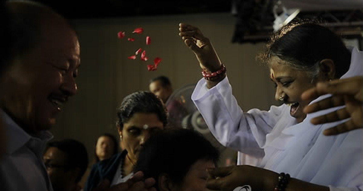 Singapore Amma Hugging Saint