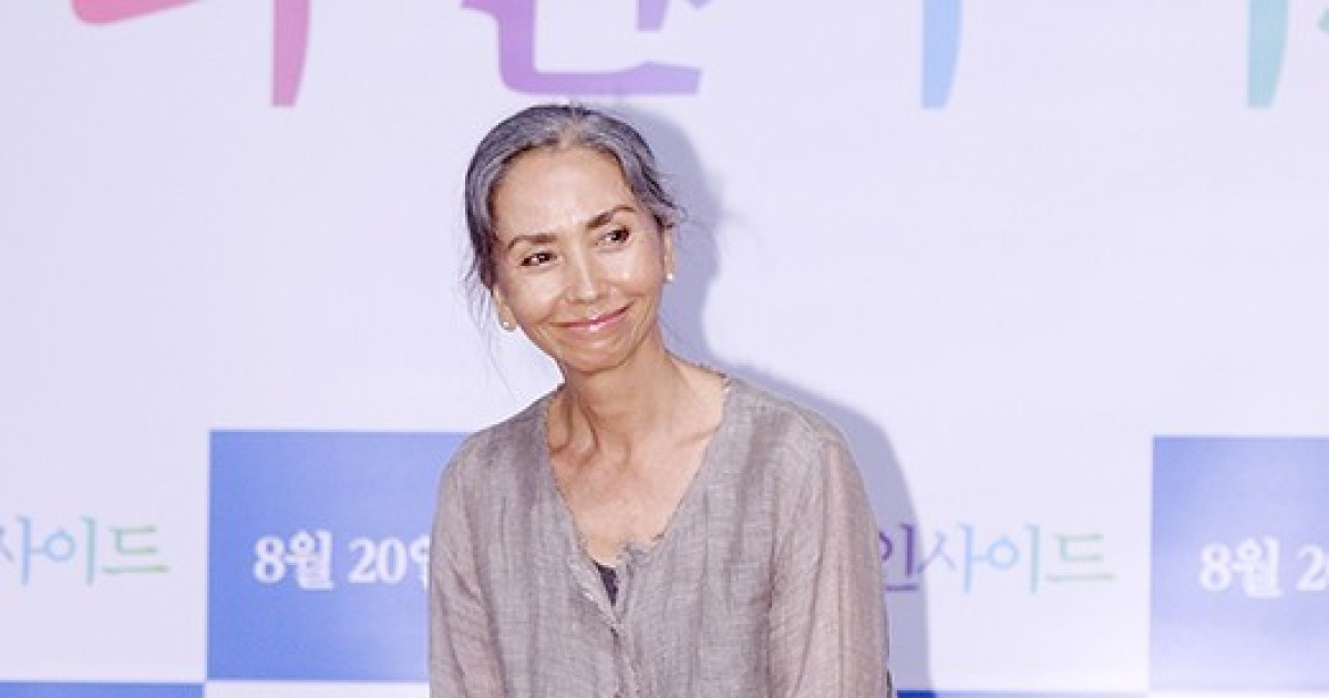 [T포토] 문숙 '38년만에 컴백작, 수줍은 포즈'(뷰티 인사이드)