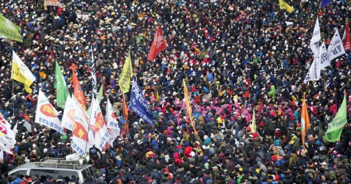 Massive antigovernment rally ends peacefully