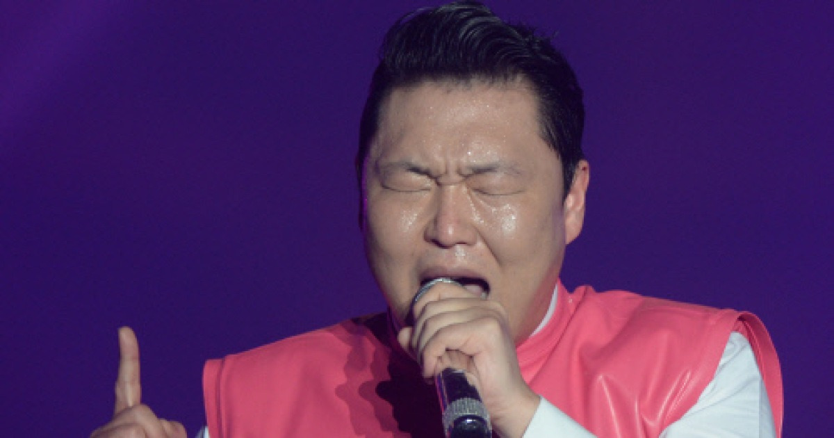 [SS화보] 싸이, 女백댄서 사이에서 음흉 표정