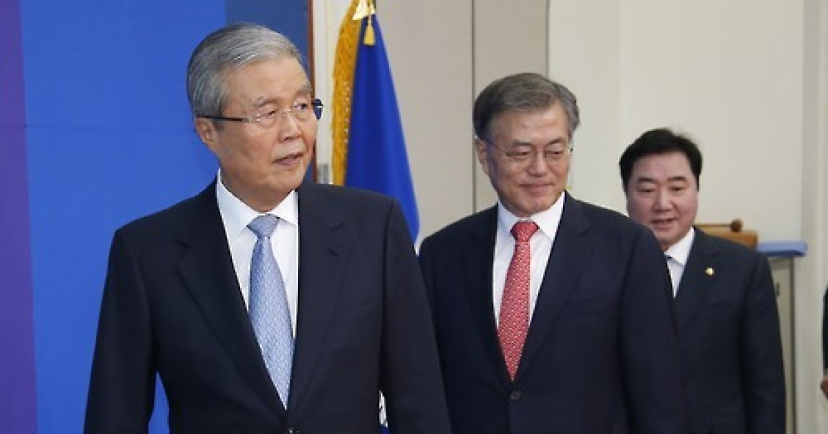 기자간담회 참석하는 문재인 김종인