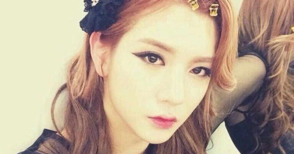 '컴백' 뉴이스트, 멤버 렌 여장 사진 재조명..