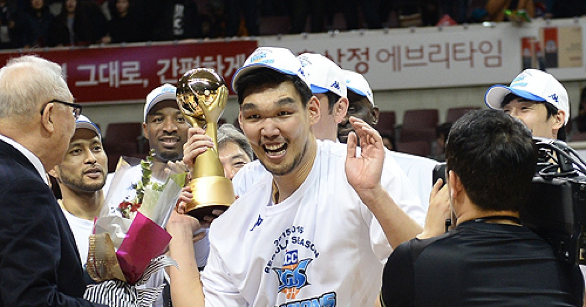 하승진 '춤이라도 추고 싶은 마음' [MK포토]
