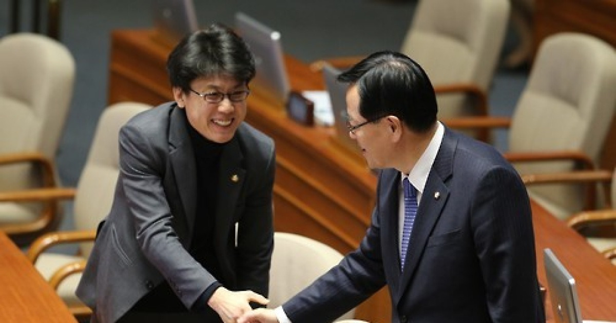 진성준 의원과 인사하는 정의화 국회의장