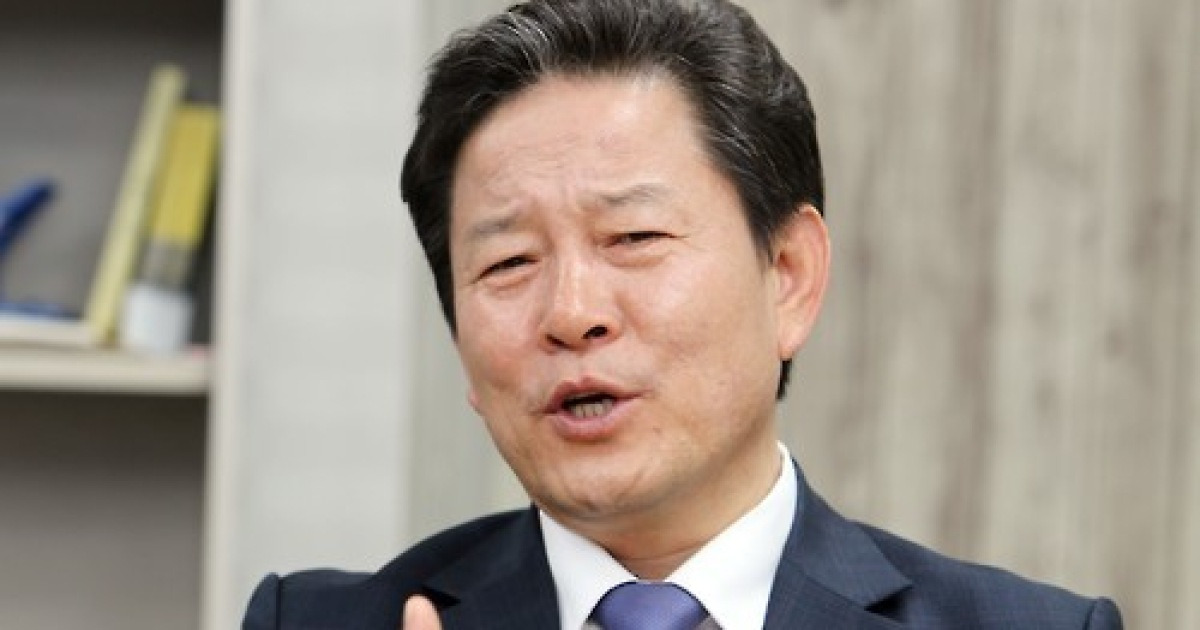 답변하는 정재호 당선인