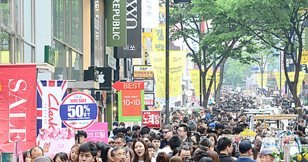 중국 노동절 연휴 맞아 붐비는 명동
