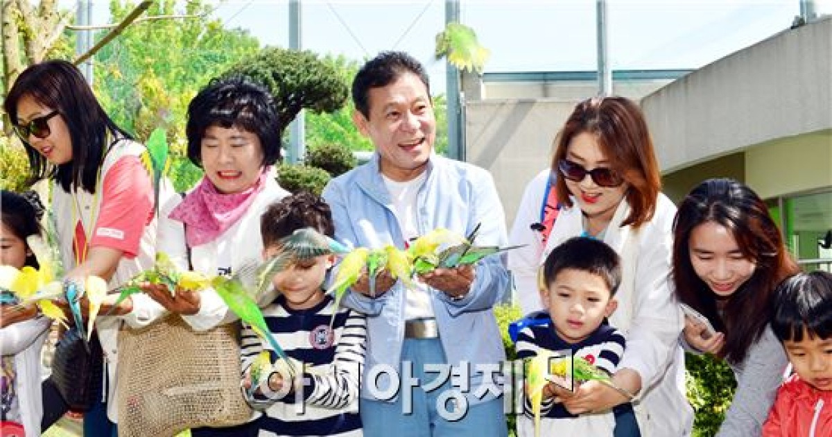 [포토]윤장현 광주시장,어린이들과 함께 사랑새 모이주기 체험