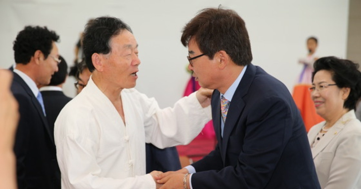 '맨부커상' 한강 父 , 축하잔치서 