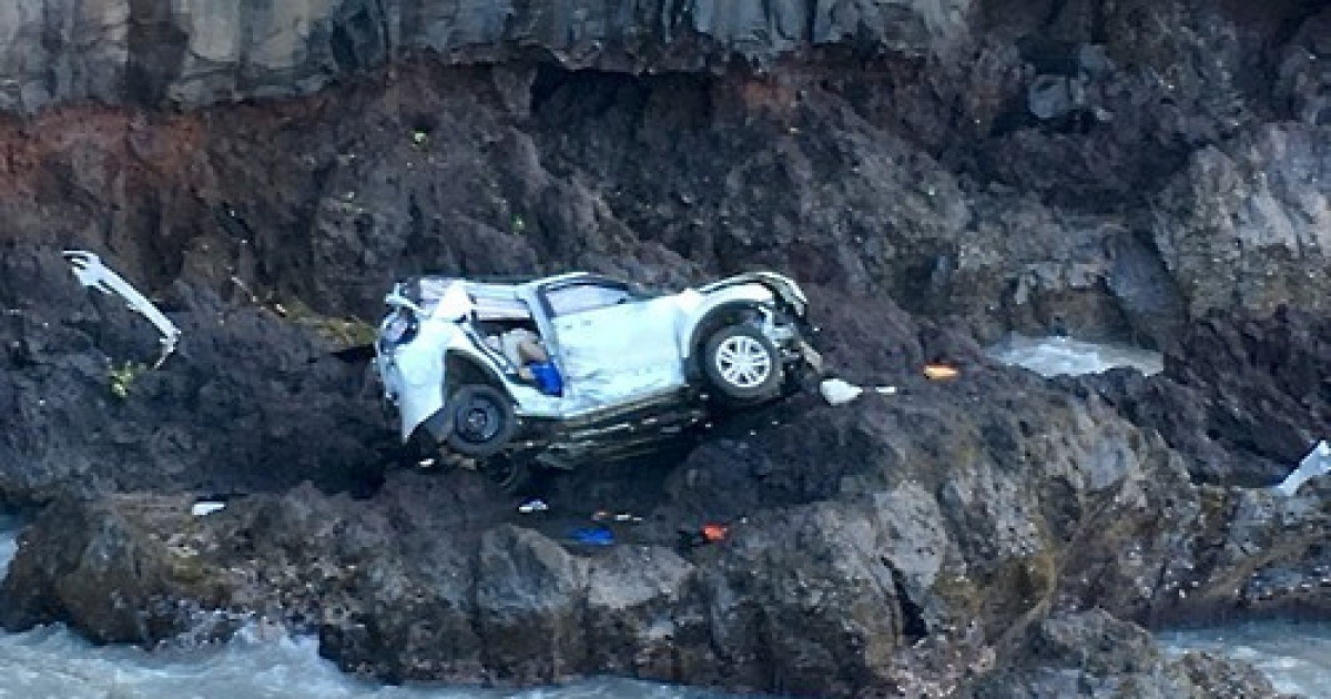 Maui Cliff Crash-Twins