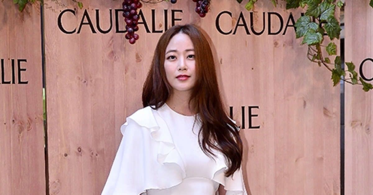 [ST포토] 김효진, 청순가련 화이트 원피스로 미모 발산