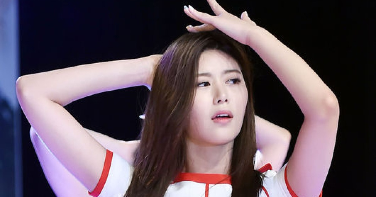 [사진]브레이브 걸스 하윤,'백옥 피부 뽐내며'