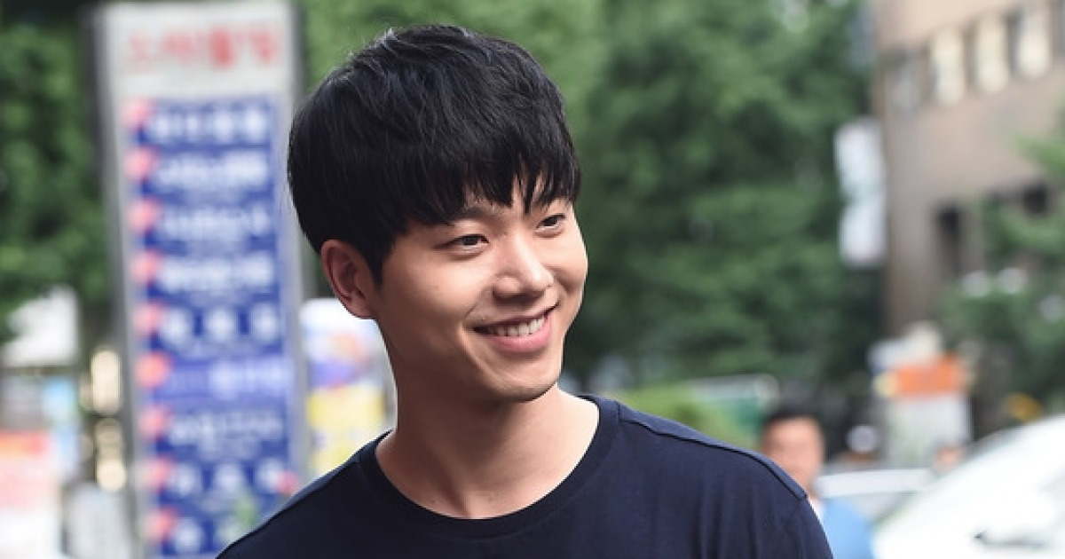 전성우, 수줍게 매력 미소