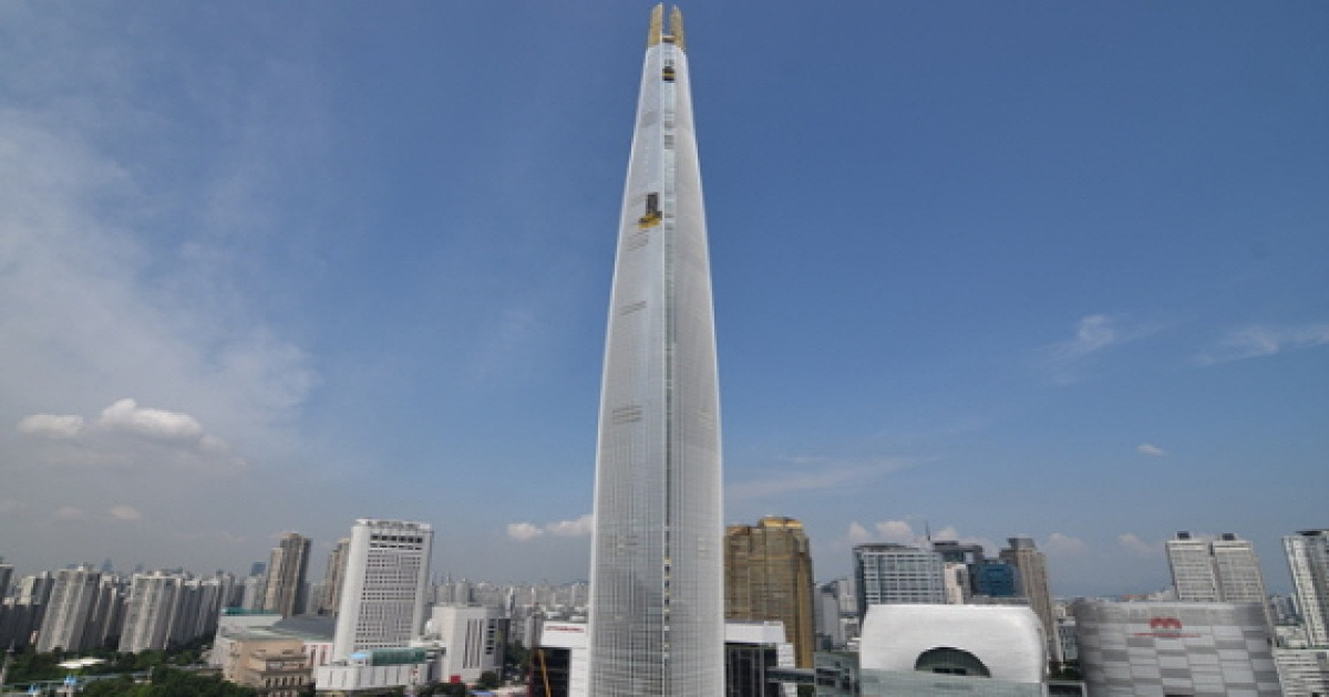 64톤 타워크레인 해체 완료..외관 드러낸 롯데월드타워
