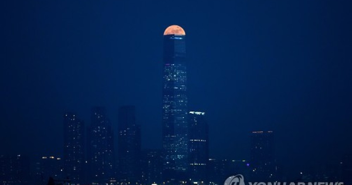 Hong Kong Supermoon
