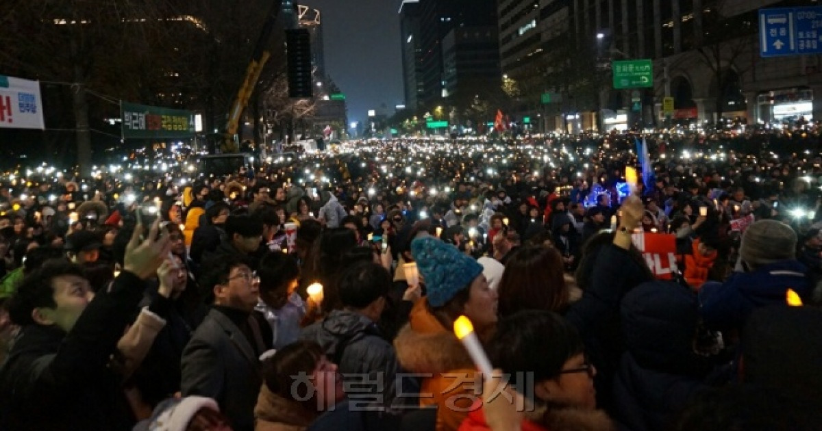 [11·26 촛불집회][포토뉴스]朴대통령 퇴진을 외치는 어둠의 함성 1분 소등