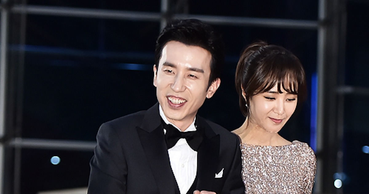 [포토엔]유희열 '소녀시대 유리 팔짱에 싱글벙글'(가요대전)
