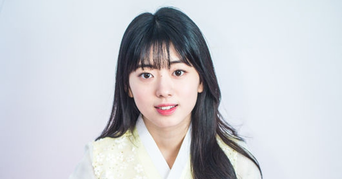 [사진]한복 입은 신세휘,'설 잘 보내세요~'
