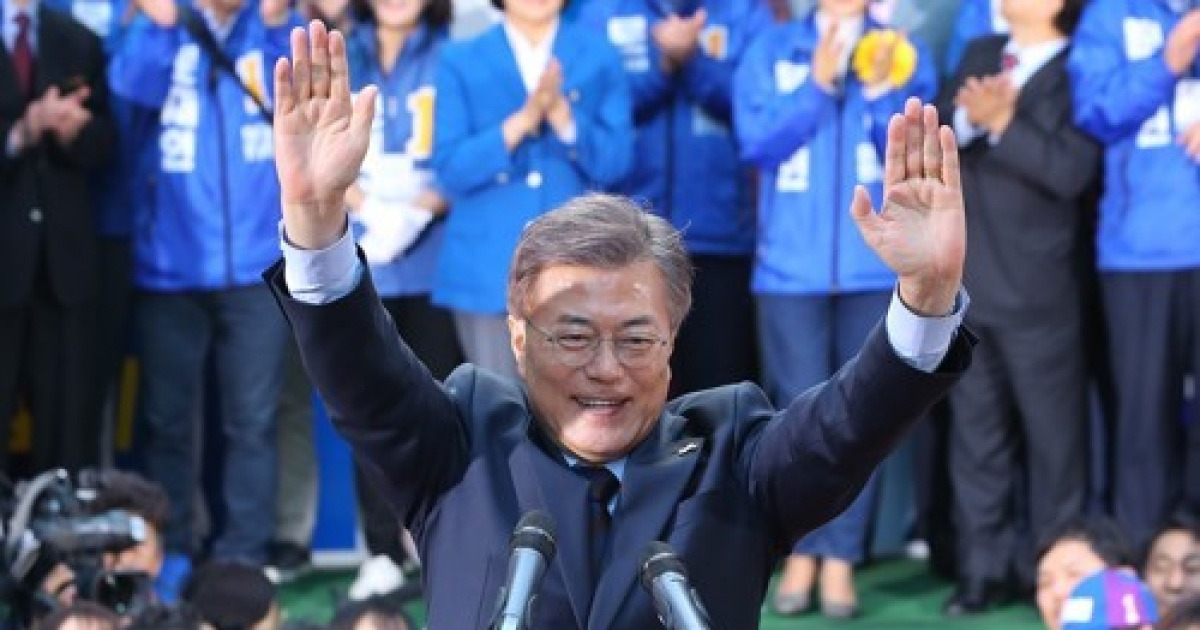시민들 환호에 답례하는 문재인