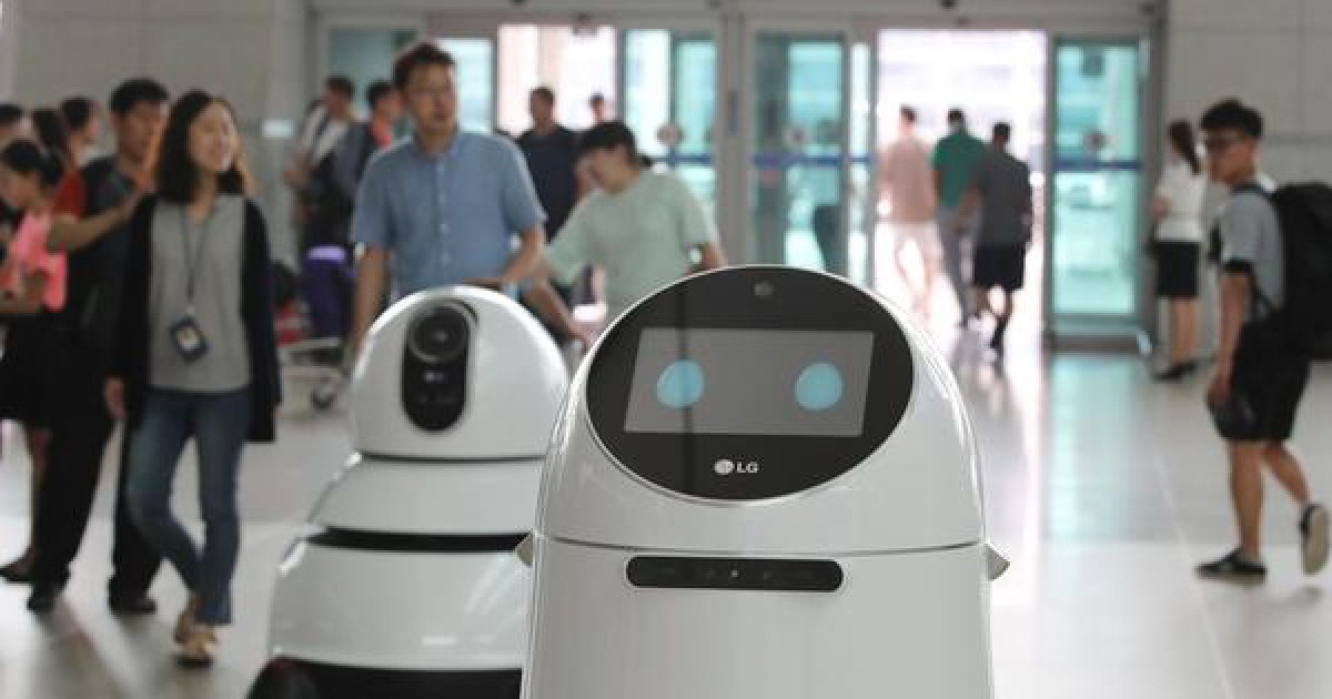 LG Elec's fleet of robotic cleaners and guides goes to work at Incheon