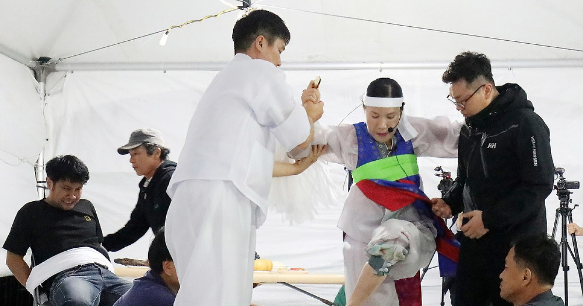 '귀신 쫓아내는 작두타기'
