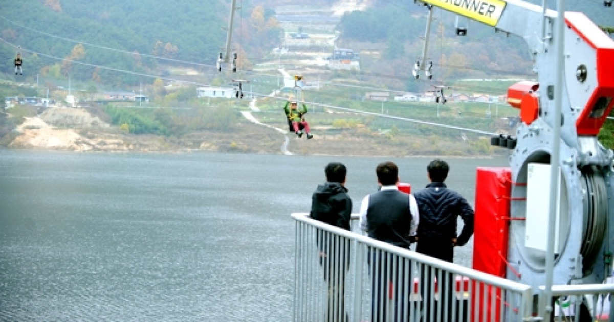 영천시 보현산댐 가로지르는 짚 와이어 운영..길이 1.4km
